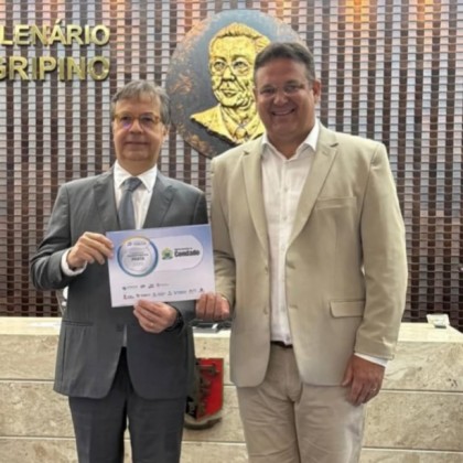 Presidente da c�mara de Condado-PB recebe o certificado da Medalha de Prata em Transpar�ncia P�blica conquistado pela c�mara